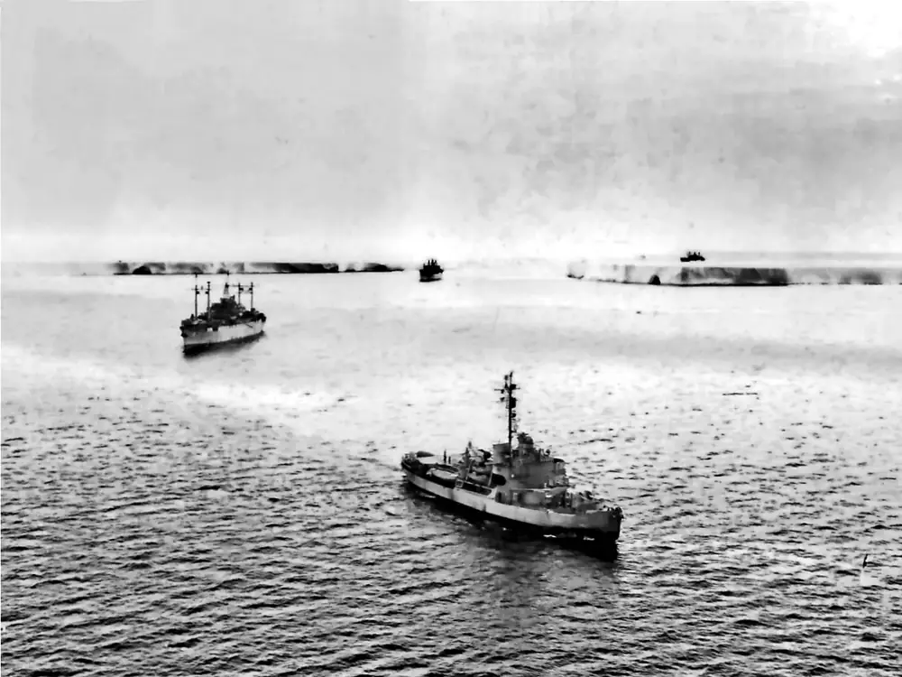 The icebreaker USCGC Northwind and the command ship USS Mount Olympus in Antarctic waters during Operation Highjump, around 1947.