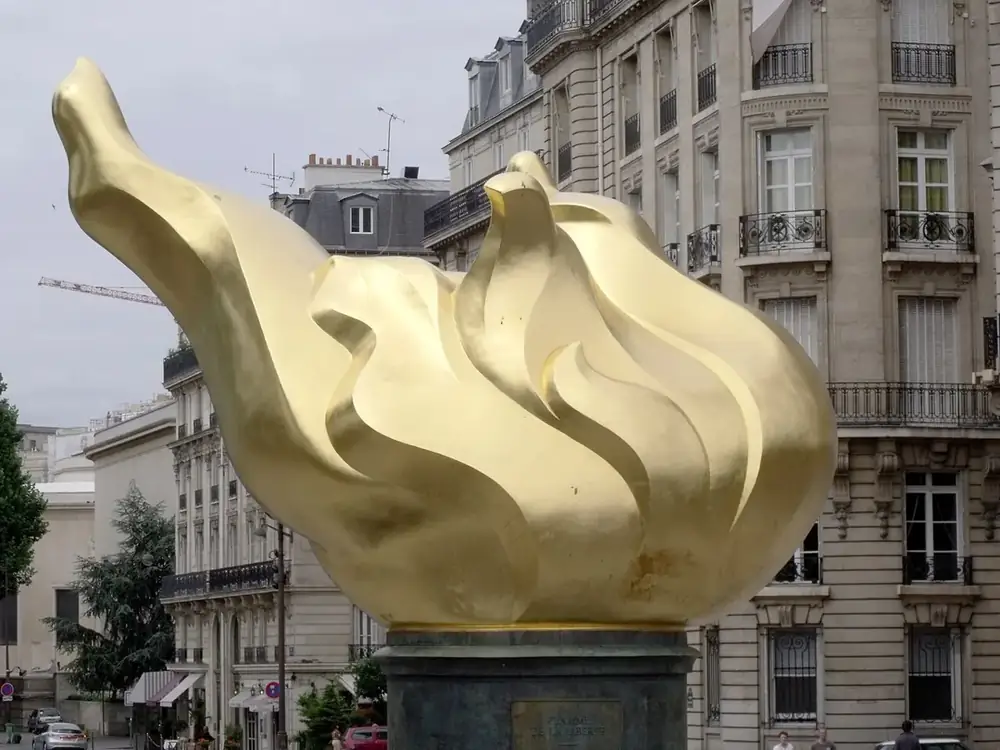 The Flame of Liberty at Place de l'Alma, Paris, above the tunnel. It became an informal memorial (2009).